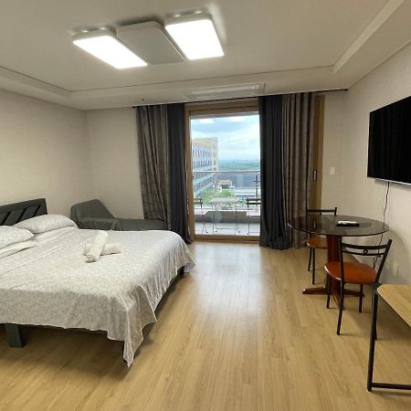 Spacious Luxury Condo W/ Kitchen Beside Hilton Clark D'Heights Angeles Buitenkant foto